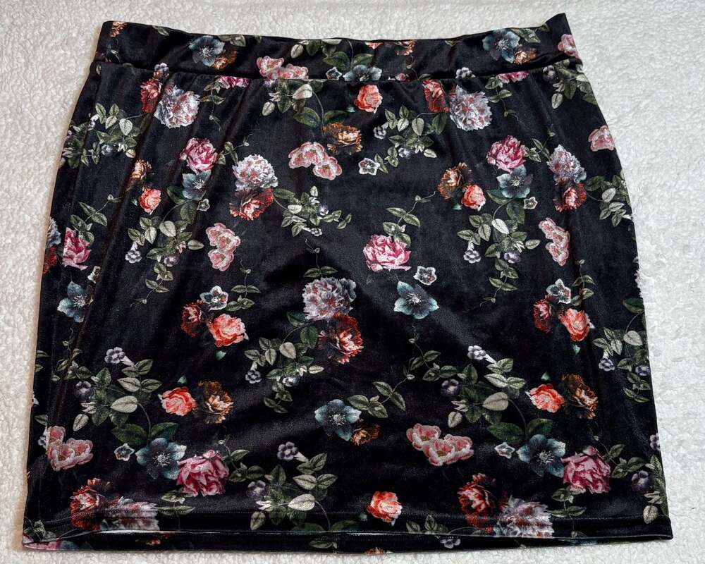 Torrid Black Floral Velvet Bodycon Mini Skirt Size 3 Plus Size